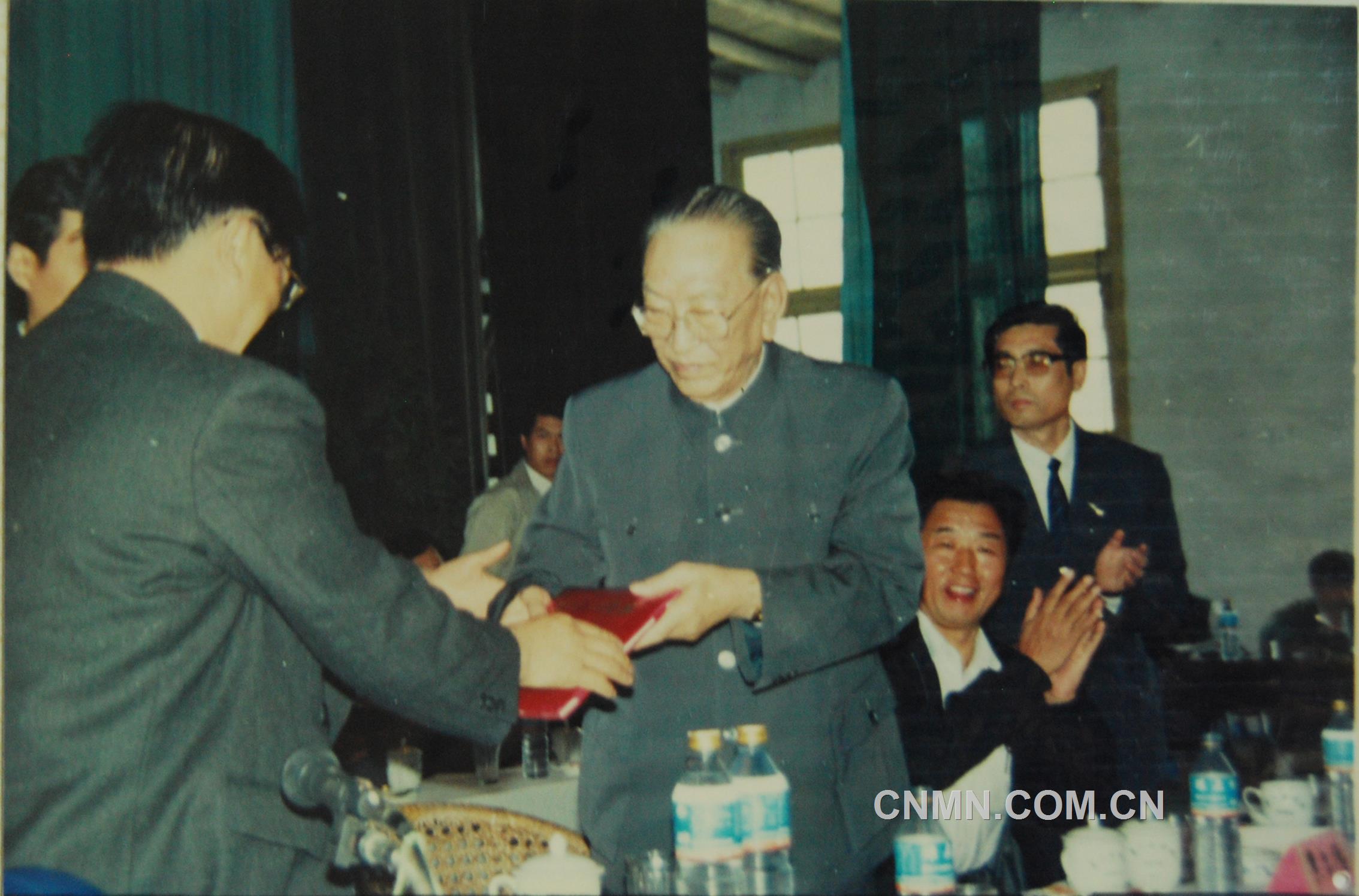 1991年10月，耿飚回到阔别65年的水口山，欣然接受“水口山功勋矿工”荣誉称号。